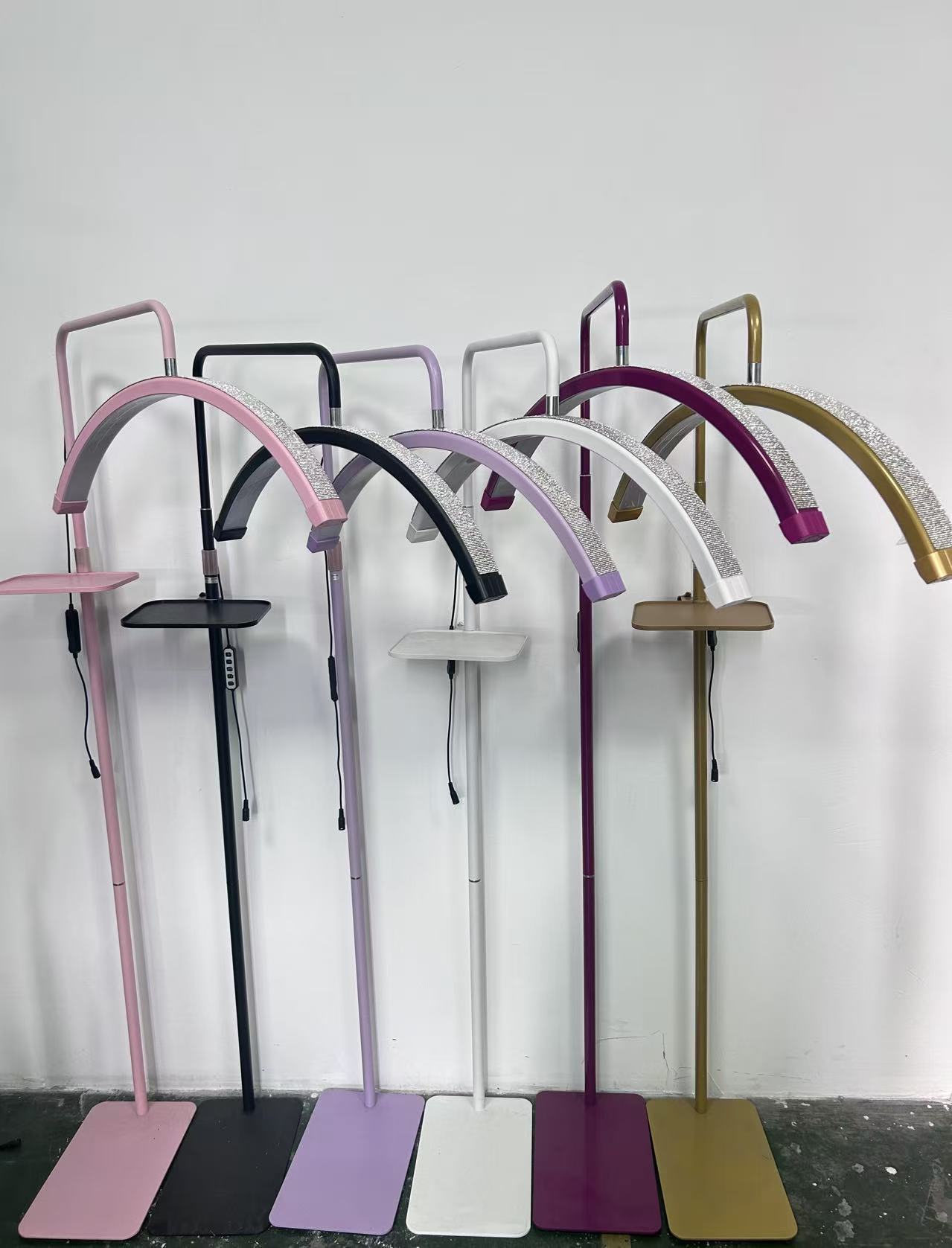 Lámpara de Media Luna para Piso – Estética y Salón de Belleza