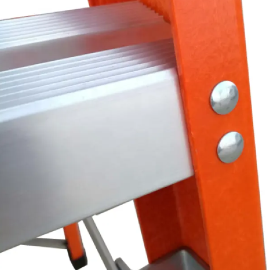 ESCALERA DE FIBRA DE VIDRIO 2.40 MTS. DE 7 PELDAÑOS